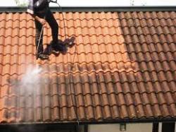 Comment bien nettoyer sa toiture ?